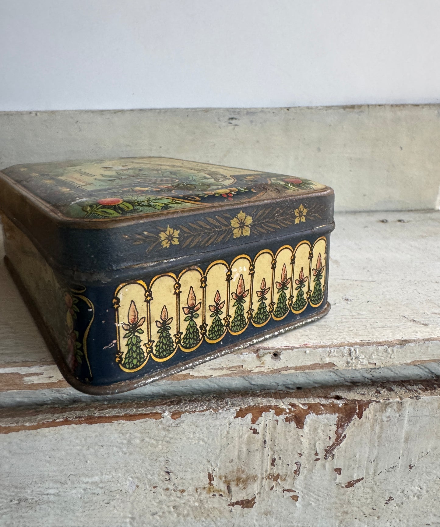 Antique French Berlingots Candy Tin Bénardin Nantes